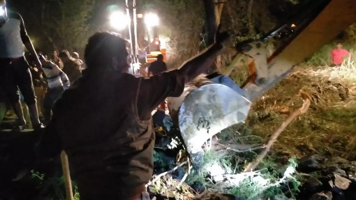 यूपी : कानपुर देहात में बड़ा सड़क हादसा, कोयले से भरा ट्राला पलटने से 6 मजदूरों की मौत, कई घायल यूपी : कानपुर देहात में बड़ा सड़क हादसा, कोयले से भरा ट्राला पलटने से 6 मजदूरों की मौत, कई घायल