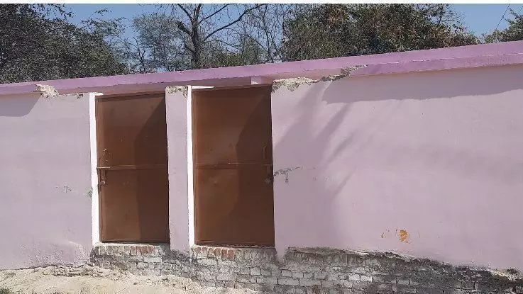 सुल्तानपुर में लाखों की लागत से बन रहे सामुदायिक शौचालय में अनियमितता हुई उजागर