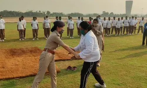 आत्मरक्षा का कैप्सूल कार्यक्रम के जरिये पुलिस महिलाओं और बच्चियों को आत्मरक्षा का हुनर सिखाएगी आत्मरक्षा का कैप्सूल कार्यक्रम के जरिये पुलिस महिलाओं और बच्चियों को आत्मरक्षा का हुनर सिखाएगी