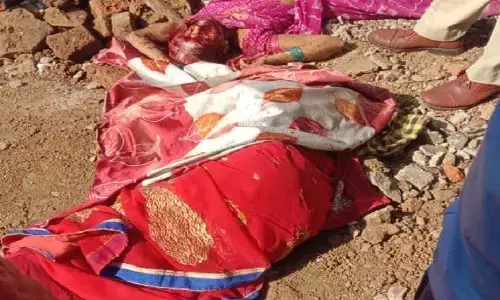 मां के साथ मिलकर शौचालय बनवा रही थी बहू और उसकी माँ की जेठ और ससुर ने कुल्हाड़ी से काटकर की हत्या मां के साथ मिलकर शौचालय बनवा रही थी बहू और उसकी माँ की जेठ और ससुर ने कुल्हाड़ी से काटकर की हत्या