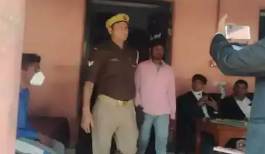 जौनपुर: 11 साल की बच्ची से रेप और हत्या के आरोपी को फांसी की सजा, सात महीने में कोर्ट ने सुनाया फैसला जौनपुर: 11 साल की बच्ची से रेप और हत्या के आरोपी को फांसी की सजा, सात महीने में कोर्ट ने सुनाया फैसला