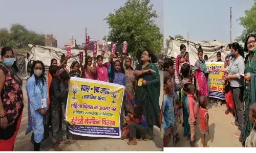 प्रयास एक आशा द्वारा महिला दिवस पर सैनेटरी नैपकिन का वितरण प्रयास एक आशा द्वारा महिला दिवस पर सैनेटरी नैपकिन का वितरण