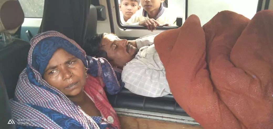 यूपी में बिजली विभाग के संविदा कर्मी की मौत से लोगों में गुस्सा, लगाया जाम यूपी में बिजली विभाग के संविदा कर्मी की मौत से लोगों में गुस्सा, लगाया जाम