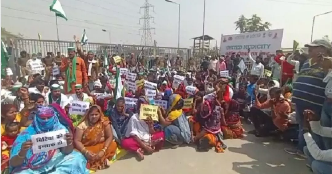 मासूम की मौत के मामले में किसानों का अस्पताल के बाहर प्रदर्शन मासूम की मौत के मामले में किसानों का अस्पताल के बाहर प्रदर्शन