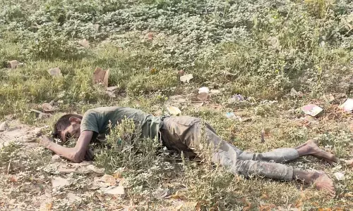 नोएडा:-सड़क किनारे अधेड़ का शव मिलने से क्षेत्र में फैली सनसनी नोएडा:-सड़क किनारे अधेड़ का शव मिलने से क्षेत्र में फैली सनसनी