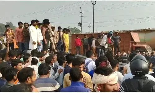 नोएडा में बड़ा हादसा, हाइवे पर चलते ट्रोला से सरिया नीचे गिरा, कई लोंगों के फंसे होने की आशंका नोएडा में बड़ा हादसा, हाइवे पर चलते ट्रोला से सरिया नीचे गिरा, कई लोंगों के फंसे होने की आशंका