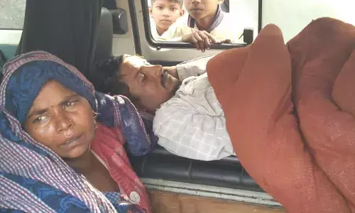 यूपी में बिजली विभाग के संविदा कर्मी की मौत से लोगों में गुस्सा, लगाया जाम यूपी में बिजली विभाग के संविदा कर्मी की मौत से लोगों में गुस्सा, लगाया जाम