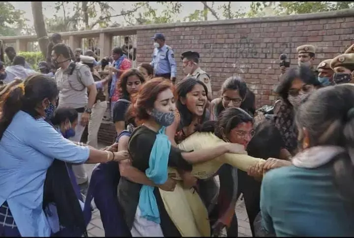 मजदूर अधिकार एक्टिविस्ट नवदीप कौर के कार्यक्रम में हुआ हमला मजदूर अधिकार एक्टिविस्ट नवदीप कौर के कार्यक्रम में हुआ हमला