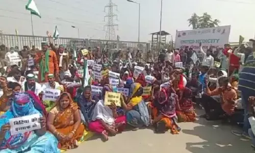 मासूम की मौत के मामले में किसानों का अस्पताल के बाहर प्रदर्शन मासूम की मौत के मामले में किसानों का अस्पताल के बाहर प्रदर्शन