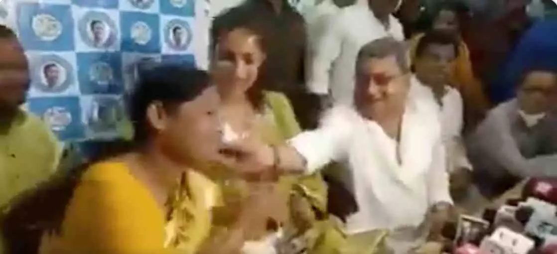 महिला विधायक के गाल खींचते नजर आए TMC सांसद, बीजेपी सांसद ने वीडियो शेयर कर कही ये बात? महिला विधायक के गाल खींचते नजर आए TMC सांसद, बीजेपी सांसद ने वीडियो शेयर कर कही ये बात?