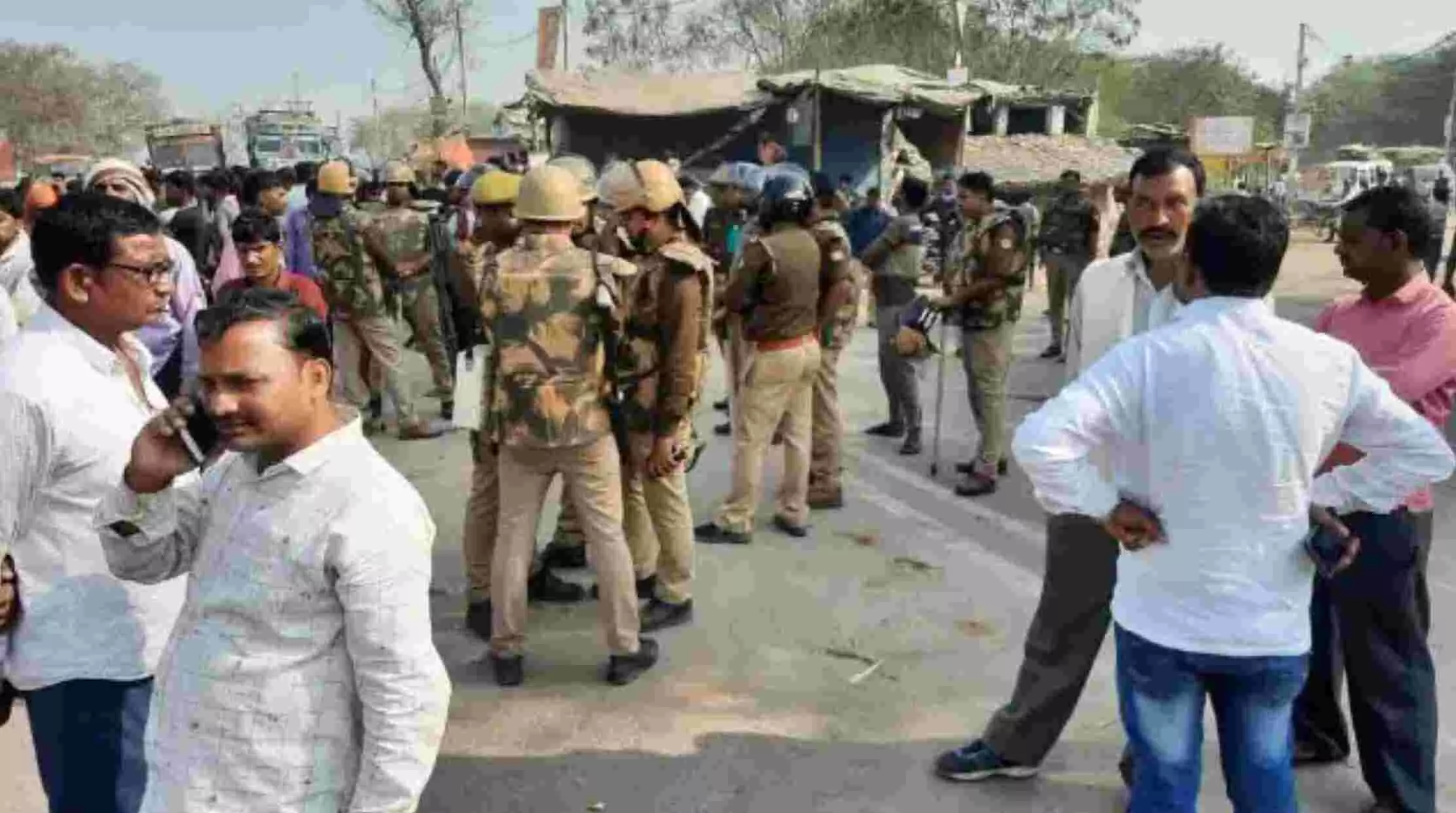 UP में पुलिस की गाड़ी से उतरते ही गैंगरेप पीड़िता के पिता को ट्रक ने कुचला, मुख्य आरोपी दारोगा का बेटा गिरफ्तार UP में पुलिस की गाड़ी से उतरते ही गैंगरेप पीड़िता के पिता को ट्रक ने कुचला, मुख्य आरोपी दारोगा का बेटा गिरफ्तार