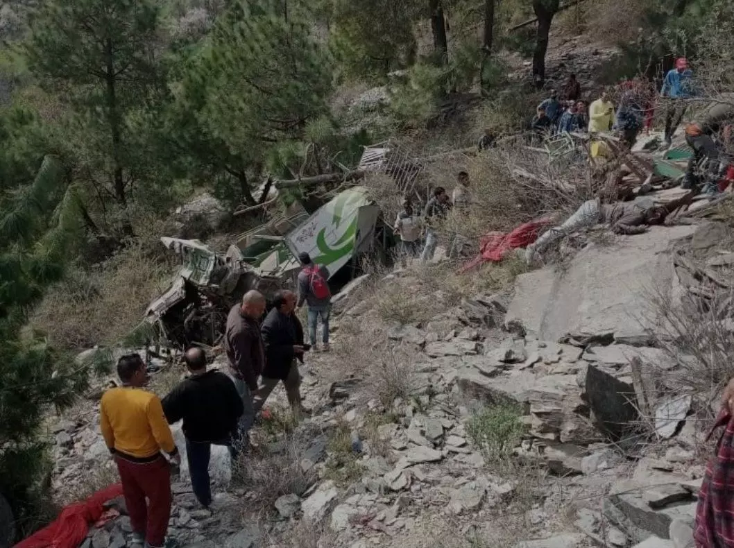 हिमाचल में खाई में गिरी निजी बस, 7 लोगों की मौत, 10 घायल