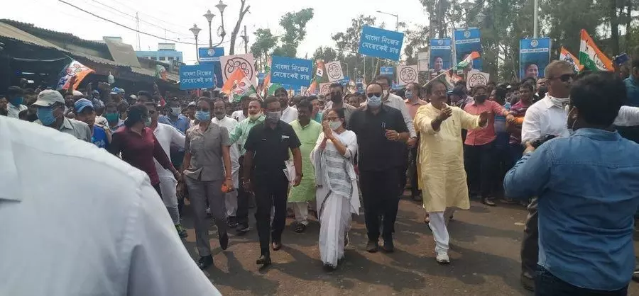 शिव मंदिर में पूजा- पद यात्रा के बाद ममता बनर्जी ने नंदीग्राम सीट से नामांकन किया दाखिल