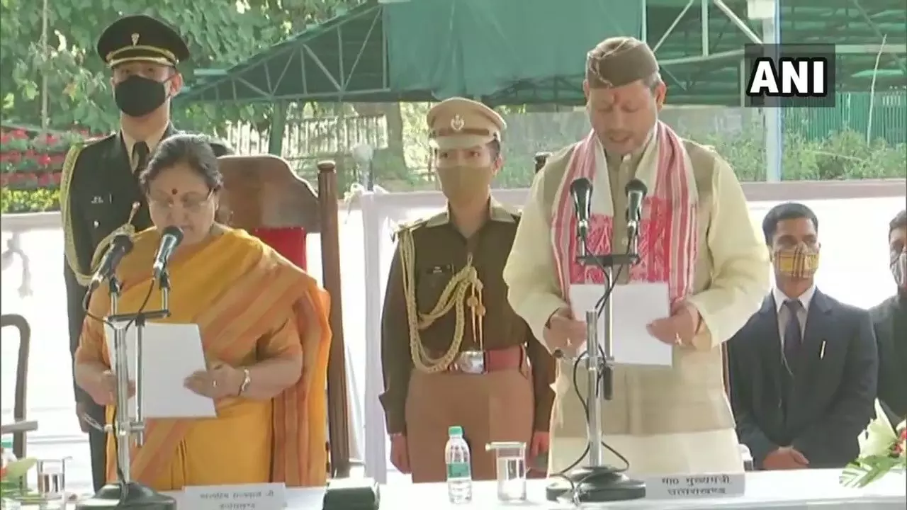 उत्तराखंड के 10वें मुख्यमंत्री के तौर पर तीरथ सिंह रावत ने ली शपथ, प्रधानमंत्री मोदी ने दी बधाई उत्तराखंड के 10वें मुख्यमंत्री के तौर पर तीरथ सिंह रावत ने ली शपथ, प्रधानमंत्री मोदी ने दी बधाई
