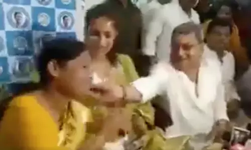 महिला विधायक के गाल खींचते नजर आए TMC सांसद, बीजेपी सांसद ने वीडियो शेयर कर कही ये बात? महिला विधायक के गाल खींचते नजर आए TMC सांसद, बीजेपी सांसद ने वीडियो शेयर कर कही ये बात?