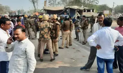 UP में पुलिस की गाड़ी से उतरते ही गैंगरेप पीड़िता के पिता को ट्रक ने कुचला, मुख्य आरोपी दारोगा का बेटा गिरफ्तार