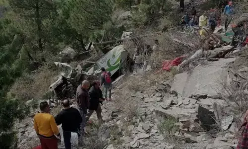हिमाचल में खाई में गिरी निजी बस, 7 लोगों की मौत, 10 घायल