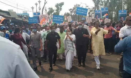 शिव मंदिर में पूजा- पद यात्रा के बाद ममता बनर्जी ने नंदीग्राम सीट से नामांकन किया दाखिल शिव मंदिर में पूजा- पद यात्रा के बाद ममता बनर्जी ने नंदीग्राम सीट से नामांकन किया दाखिल