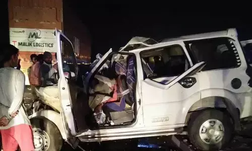आगरा में सडक हादसा,  8 लोगों की मौत, 4 लोग गंभीर रूप से घायल आगरा में सडक हादसा,  8 लोगों की मौत, 4 लोग गंभीर रूप से घायल