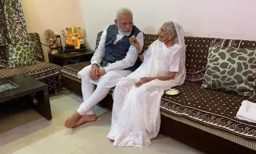 पीएम नरेंद्र मोदी की मां हीरा बेन को लगाई गई कोरोना वैक्सीन की पहली डोज पीएम नरेंद्र मोदी की मां हीरा बेन को लगाई गई कोरोना वैक्सीन की पहली डोज