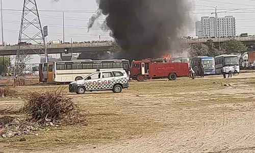 नोएडा: स्पाइस मॉल के पीछे ग्राउंड में आग, कई बसें जलकर खाक नोएडा: स्पाइस मॉल के पीछे ग्राउंड में आग, कई बसें जलकर खाक