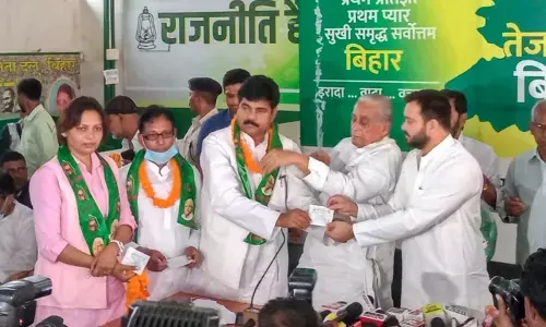 उपेंद्र कुशवाहा को बड़ा झटका, RLSP के प्रदेश अध्यक्ष समेत कई ने थामा आरजेडी का दामन, तेजस्वी ने दिलाई सदस्यता उपेंद्र कुशवाहा को बड़ा झटका, RLSP के प्रदेश अध्यक्ष समेत कई ने थामा आरजेडी का दामन, तेजस्वी ने दिलाई सदस्यता