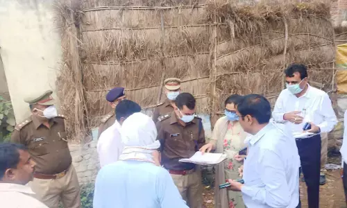 निरीक्षण करते डीएम एसपी व अन्य निरीक्षण करते डीएम एसपी व अन्य