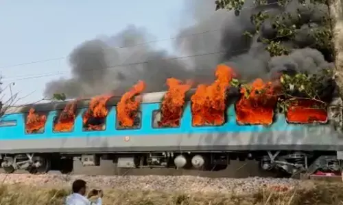 दिल्ली से देहरादून जा रही शताब्दी एक्सप्रेस के एक कोच में भीषण आग, हड़कंप मचा