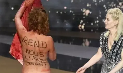 OMG...जब अवॉर्ड सेरेमनी में सबके सामने स्टेज पर सारे कपड़े उतार न्यूड हो गई यह एक्ट्रेस, जानें- वजह