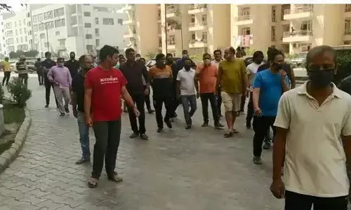 बिल्डर से परेशान सैकड़ों सोसाइटी के निवासियों ने किया अनोखा प्रदर्शन, ताली और थाली बजाकर कराया मार्केटिंग ऑफिस बंद