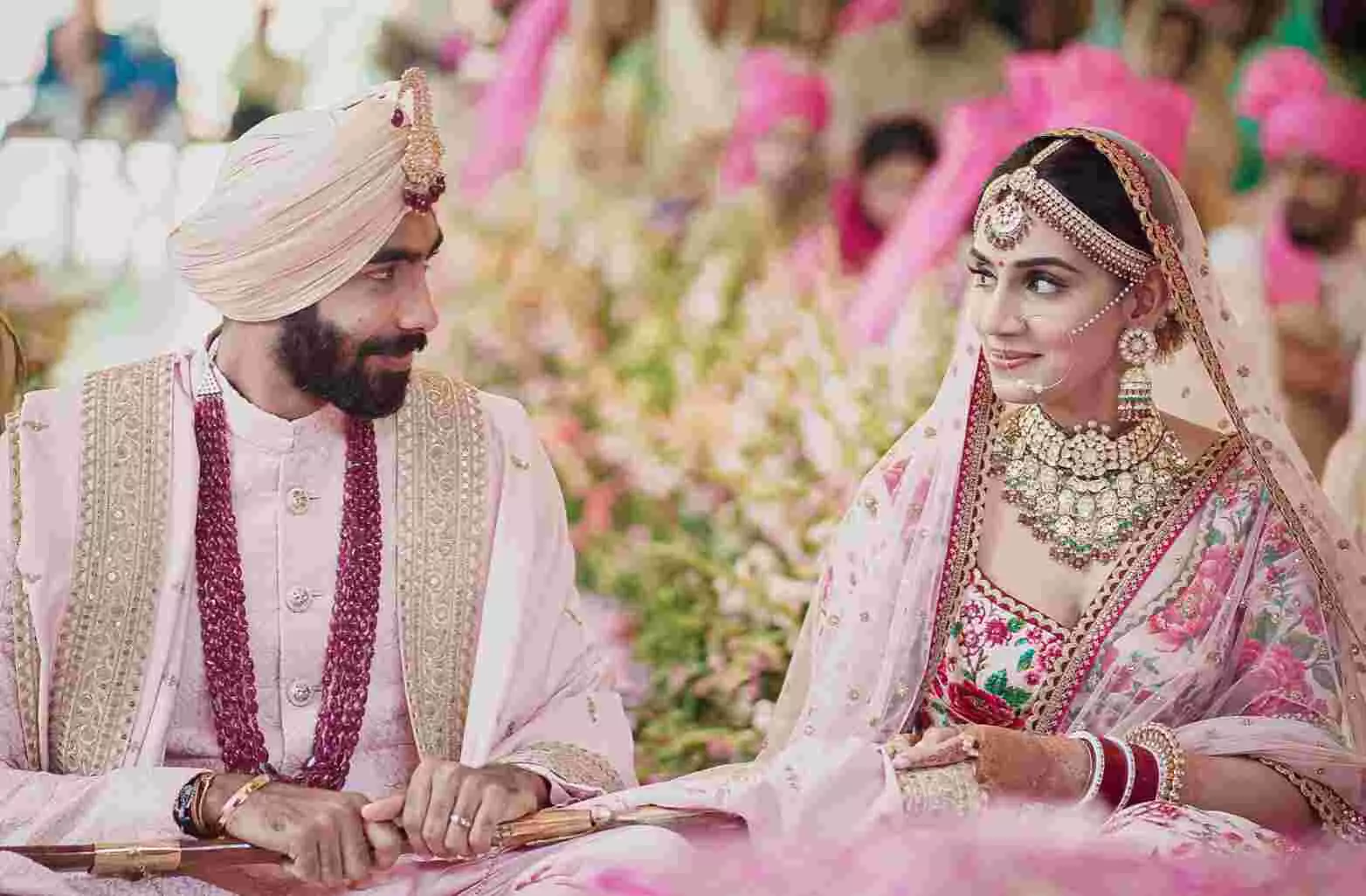 क्रिकेटर जसप्रीत बुमराह ने संजना गणेशन के साथ रचाई शादी, देखिए- तस्वीरें