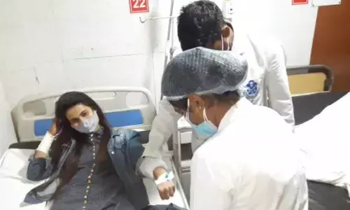 लखनऊ: बीजेपी सांसद की बहू ने सांसद के घर के बाहर काटी हाथ की नस, पति आयुष पर लगाए ये आरोप! लखनऊ: बीजेपी सांसद की बहू ने सांसद के घर के बाहर काटी हाथ की नस, पति आयुष पर लगाए ये आरोप!