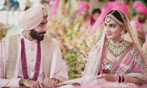क्रिकेटर जसप्रीत बुमराह ने संजना गणेशन के साथ रचाई शादी, देखिए- तस्वीरें क्रिकेटर जसप्रीत बुमराह ने संजना गणेशन के साथ रचाई शादी, देखिए- तस्वीरें