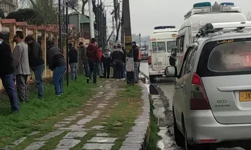 कश्मीर की इस तस्वीर ने इंटरनेट पर मचाई सनसनी, नजारा देख हैरान रह गए लोग कश्मीर की इस तस्वीर ने इंटरनेट पर मचाई सनसनी, नजारा देख हैरान रह गए लोग