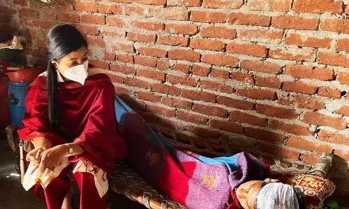 मासूम आसिफ से मिलीं अलका लांबा, दोषियों पर NSA लगाने की मांग मासूम आसिफ से मिलीं अलका लांबा, दोषियों पर NSA लगाने की मांग