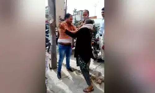 पति को दूसरी औरत के साथ बीच सडक पर ही पिल पड़ी पत्नी, और फिर वीडियो हुआ वायरल पति को दूसरी औरत के साथ बीच सडक पर ही पिल पड़ी पत्नी, और फिर वीडियो हुआ वायरल