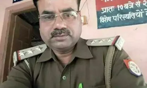 यूपी में थाना प्रभारी इंस्पेक्टर प्रदीप सिंह का शव अपने कमरे में मिला, थाने में शव मिलने से मची सनसनी यूपी में थाना प्रभारी इंस्पेक्टर प्रदीप सिंह का शव अपने कमरे में मिला, थाने में शव मिलने से मची सनसनी