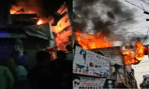 दुकानों  में लगी भीषण आग दुकानों  में लगी भीषण आग