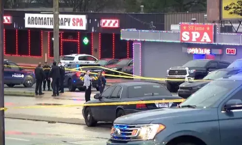 अमेरिकाः अटलांटा के 3 मसाज पार्लरों में फायरिंग, 4 महिलाओं समेत 8 की मौत अमेरिकाः अटलांटा के 3 मसाज पार्लरों में फायरिंग, 4 महिलाओं समेत 8 की मौत