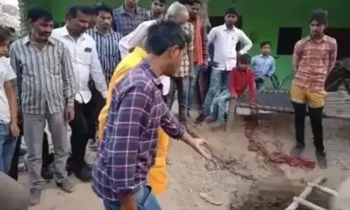 आगरा : सेप्टिक टैंक में उतरे तीन सगे भाइयों समेत पांच लोगों की मौत, मृतकों के परिजनों को 2 लाख की आर्थिक सहायता आगरा : सेप्टिक टैंक में उतरे तीन सगे भाइयों समेत पांच लोगों की मौत, मृतकों के परिजनों को 2 लाख की आर्थिक सहायता