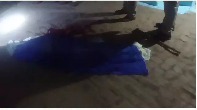 पति ने पत्नी की कुल्हाड़ी से काटकर की हत्या पति ने पत्नी की कुल्हाड़ी से काटकर की हत्या