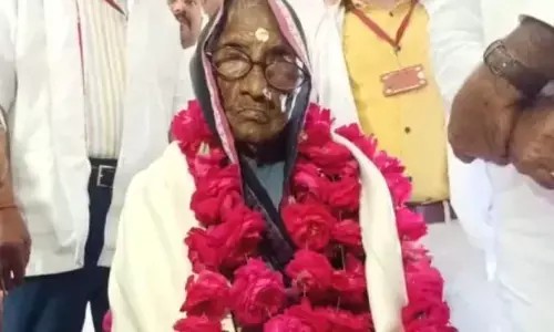 जालौन: कोरोना वैक्सीन लगवाने वाली देश की सबसे उम्रदराज महिला बनीं 109 वर्षीय राम दुलैया जालौन: कोरोना वैक्सीन लगवाने वाली देश की सबसे उम्रदराज महिला बनीं 109 वर्षीय राम दुलैया