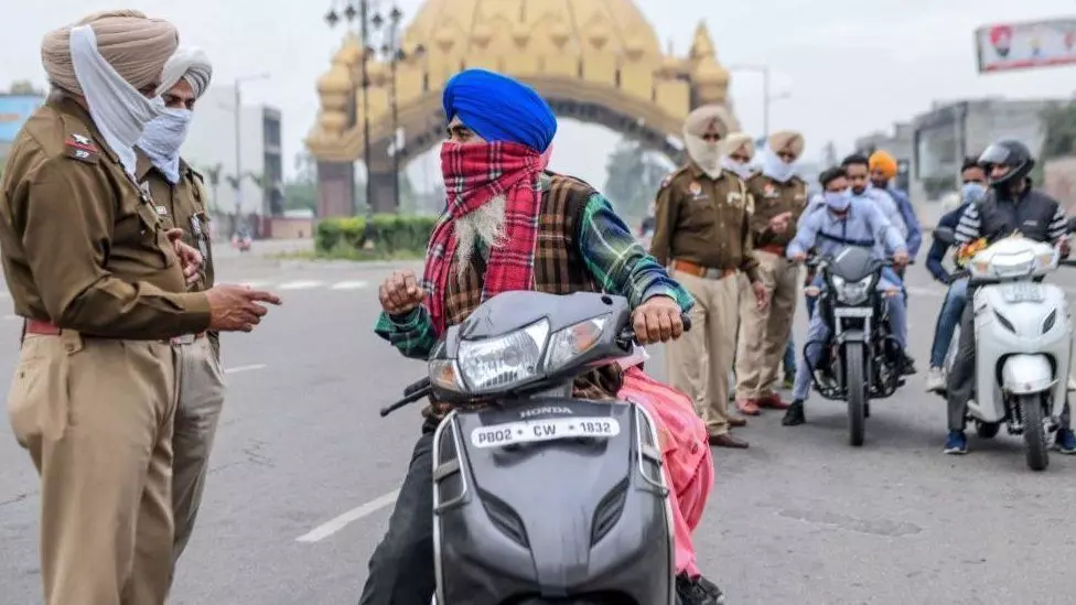 पंजाब में 31 मार्च तक स्कूल-कॉलेज बंद, 50% क्षमता के साथ ही खुलेंगे सिनेमा हॉल, CM ने जारी किए नए दिशा-निर्देश पंजाब में 31 मार्च तक स्कूल-कॉलेज बंद, 50% क्षमता के साथ ही खुलेंगे सिनेमा हॉल, CM ने जारी किए नए दिशा-निर्देश
