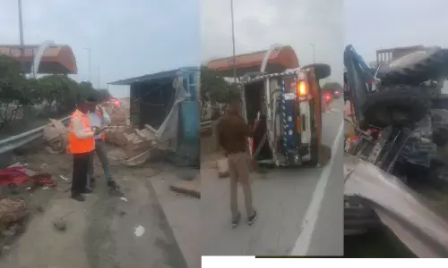 नोएडा: यमुना एक्सप्रेस वे हुआ दर्दनाक सड़क हादसा नोएडा: यमुना एक्सप्रेस वे हुआ दर्दनाक सड़क हादसा