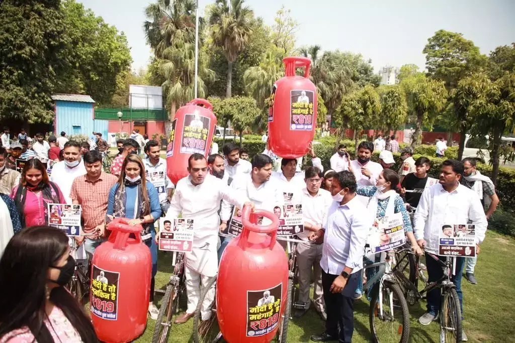 मोदी है तो महंगाई है, देश की जनता महंगाई से त्रस्त है, और मोदी सरकार आडंबर में मस्त है: श्रीनिवास बी. वी.