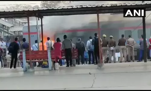 गाजियाबाद रेलवे स्टेशन पर शताब्दी एक्सप्रेस में लगी आग, सभी यात्री सुरक्षित
