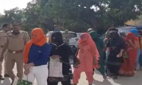 नोएडा के होटल में पहुंची पुलिस, तो अंदर नग्नावस्था में युवती और युवक भागने लगे नोएडा के होटल में पहुंची पुलिस, तो अंदर नग्नावस्था में युवती और युवक भागने लगे