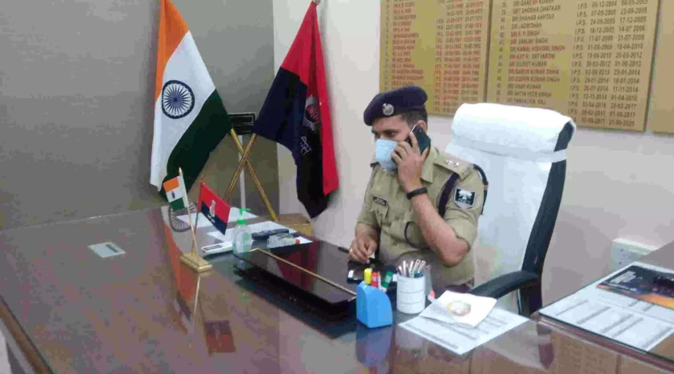 दरोगा की हत्या का सनसनीखेज खुलासा, मोबाइल देने का वादा कर खेत में लड़कों से बनवाता था अप्राकृतिक यौन संबंध? दरोगा की हत्या का सनसनीखेज खुलासा, मोबाइल देने का वादा कर खेत में लड़कों से बनवाता था अप्राकृतिक यौन संबंध?