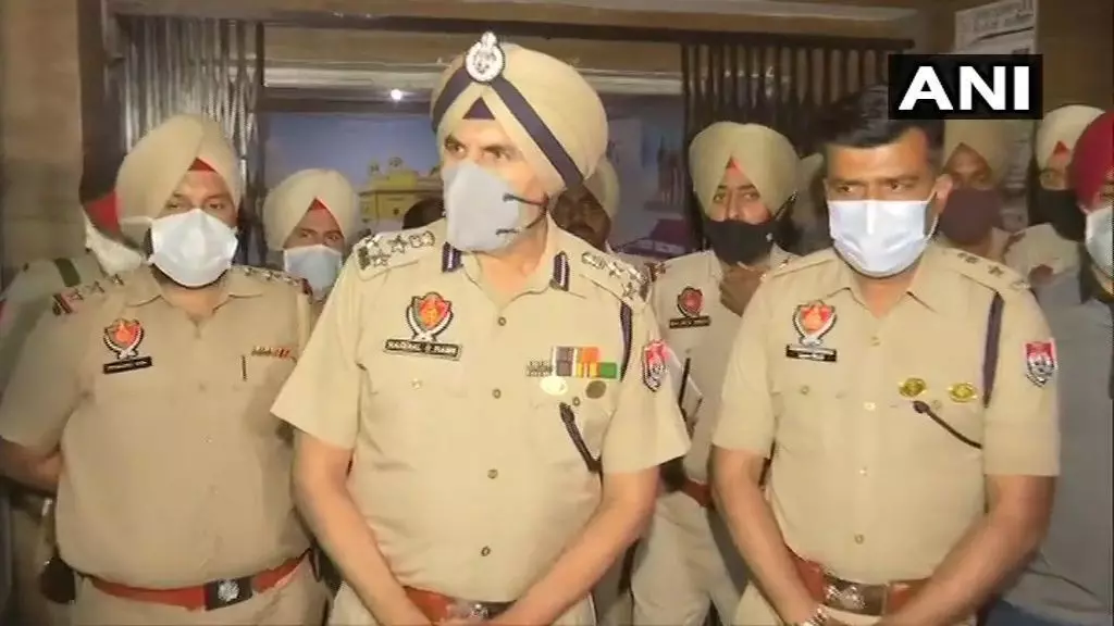 पंजाब: निहंग सिखों ने तलवार से पुलिस पर किया हमला, दोनों हमलावर ढेर पंजाब: निहंग सिखों ने तलवार से पुलिस पर किया हमला, दोनों हमलावर ढेर