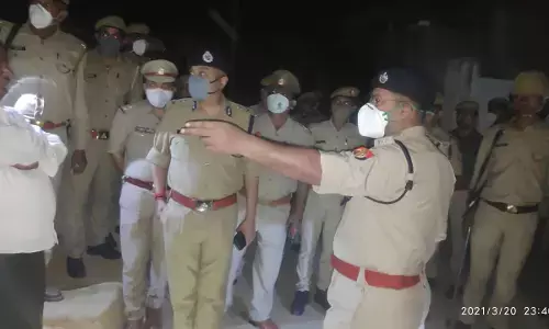 कानपुर में पुलिस टीम पर बदमाशों ने किया पत्थरों से हमला, दो पुलिसकर्मी घायल कानपुर में पुलिस टीम पर बदमाशों ने किया पत्थरों से हमला, दो पुलिसकर्मी घायल